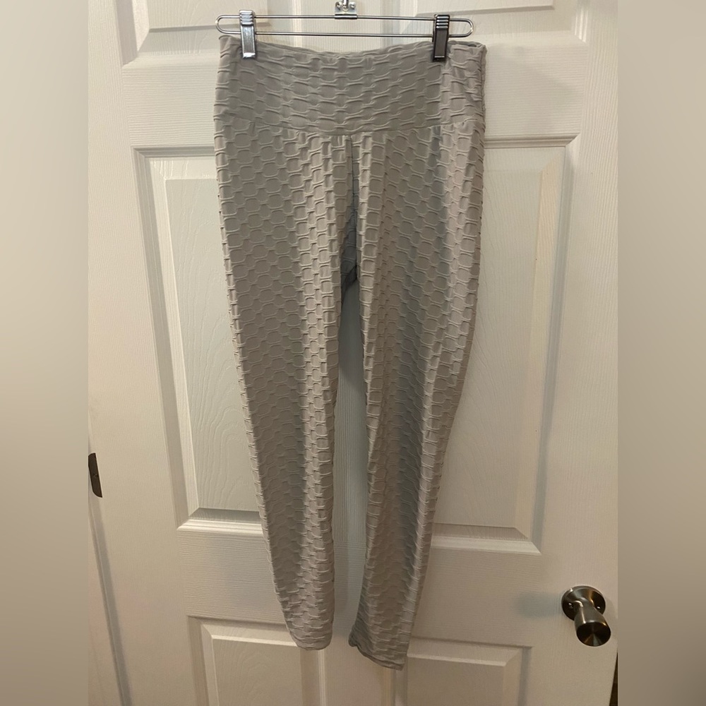 Medium green/gray leggings with scrunch on back. Unknown brand